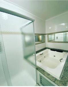 ParanavaíGrande Hotel的带浴缸和玻璃淋浴间的浴室