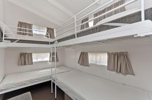 佳木特利露营酒店客房内的一张或多张床位