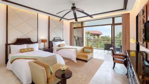 三亚三亚亚龙湾瑞吉度假酒店（一山一海一庄园）的酒店客房设有两张床和一个阳台。