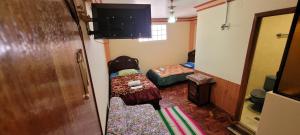 科帕卡巴纳Hostal Sol y Luna的小房间设有两张床和镜子