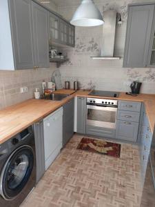 斯图托沃Brook-Stone Beach Guesthouse的厨房配有洗衣机、水槽和洗碗机。