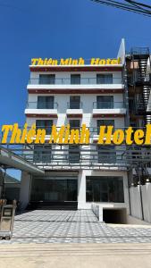 My LuongKhách sạn Thiên Minh - Dốc Lết的一边有标志的酒店