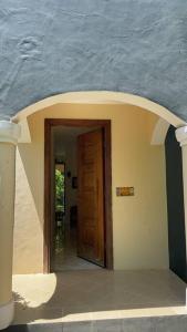 达累斯萨拉姆Romantic Mediterranean beach house的通往蓝色墙壁的房子的门道