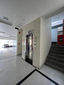 My LuongKhách sạn Thiên Minh - Dốc Lết的电梯,电梯,大楼有楼梯