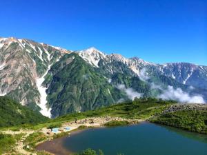 白马村信州白马八方白马温泉旅馆的享有山脉和湖泊的美景