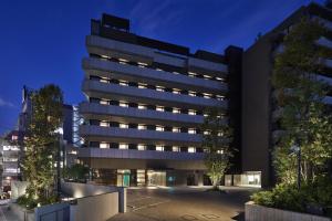 东京Prince Smart Inn Ebisu的城市的一座建筑,晚上有灯光