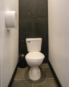 危地马拉RIO HOSTEL的浴室设有白色的卫生间和黑色的墙壁