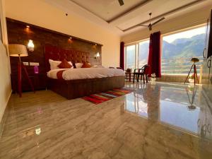 穆索里Sitara Hotel & Resort, ! Most Awarded Property in Mussoorie的一间卧室设有一张大床和一个大窗户