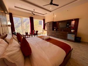 穆索里Sitara Hotel & Resort, ! Most Awarded Property in Mussoorie的一间大卧室,配有一张大床和一台电视