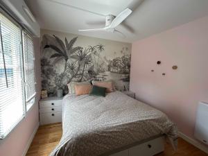 波尔多T2 Cosy et calme en plein centre的一间卧室配有一张棕榈树壁画床