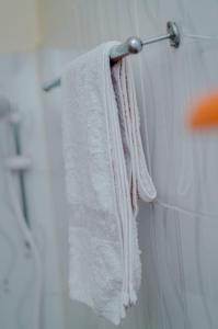 莫希Hostel Kiliwood的浴室毛巾架上悬挂的一组毛巾