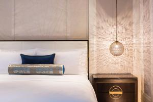 兰卡威圣瑞吉斯酒店客房内的一张或多张床位