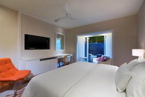 瓜埠 兰卡威威斯汀水疗度假村的卧室配有一张白色大床和电视。