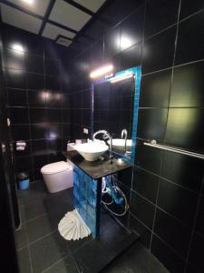 南芭堤雅The Venue Residence - SHA Extra Plus的一间带水槽和卫生间的浴室