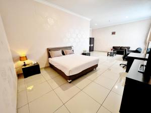 棉兰OASE GUEST HOUSE的一间卧室设有一张床和一间客厅。
