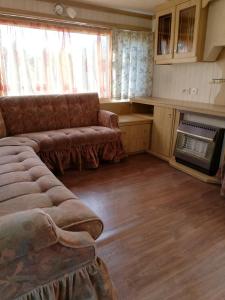 乌斯马坎普宁梅马拉斯露营地的带沙发的客厅和厨房