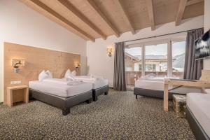 迈尔霍芬Harakiri lodgings und ApresSki的酒店客房设有两张床和窗户。