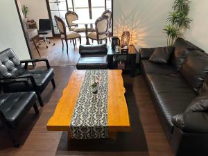 小樽小樽市炫酷公寓的带沙发和咖啡桌的客厅