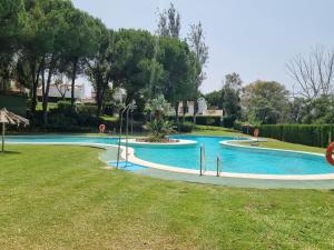 索托格兰德Casa Sotomar的草地公园内的游泳池
