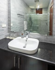 卢纳将军城Kalipay Resort Siargao的一间带水槽和玻璃淋浴的浴室