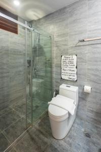 卢纳将军城Kalipay Resort Siargao的一间带卫生间和玻璃淋浴间的浴室