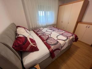 DragatušVineyard cottage Pri Krakaru的一张位于小房间的床,配有沙发
