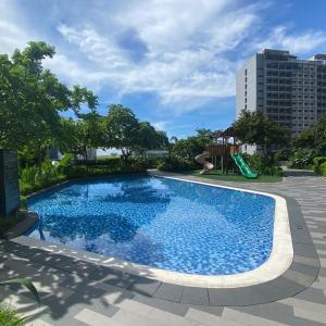 马尼拉Air Residences 4439的一个带滑梯的游泳池和一个游乐场
