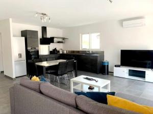 勒宝洛Le Brasil - Maison 74 m - Calme avec terrasse Sud classée 3 étoiles的带沙发的客厅和厨房