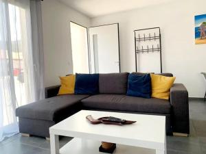 勒宝洛Le Brasil - Maison 74 m - Calme avec terrasse Sud classée 3 étoiles的带沙发和咖啡桌的客厅