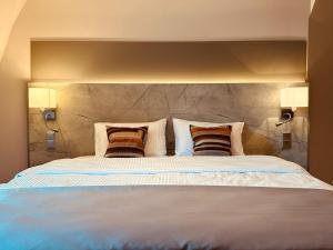 特里尔MEA HOTEL TRIER的一间卧室配有一张大床和两个枕头