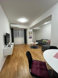 斯科普里Skopje Centar Margarita Luxury Aprtment(Private Parking)的客厅配有沙发和桌子