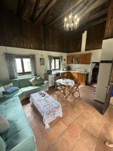 BebrovoLavender and Poppy cottages的客厅配有沙发和桌子