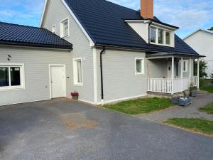 索伦蒂纳Stort hus i Stockholm的车道上带太阳能屋顶的房子