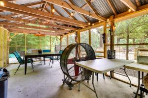 HuttoTaylor Vacation Rental with Creek Access on 3 Acres!的门廊上设有桌椅,