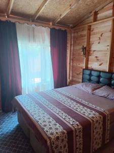 KöyceğizEs&Es campıng ve bungalov的一间卧室配有床和带窗帘的窗户