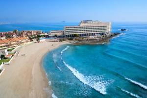 拉曼加戴尔马尔梅纳盖鲁阿服务式酒店的享有海滩空中美景的酒店