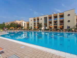 La FagianaPleasant villa in Carole with shared pool的酒店前方的大型游泳池