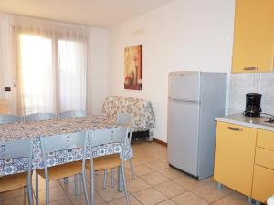 La FagianaPleasant villa in Carole with shared pool的厨房配有桌椅和冰箱。