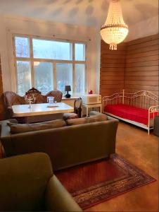 奥斯陆Villa Internationals的客厅配有沙发和桌子