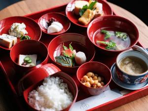 京都Kyoto Machiya Fukune的盘子上放着盘子,盘子上放着食物
