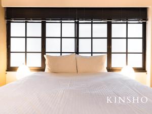 京都Kyoto Machiya Fukune的一间卧室设有一张大床和大窗户
