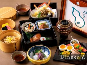 京都Kyoto Machiya Fukune的盒子里放不同食物的桌子