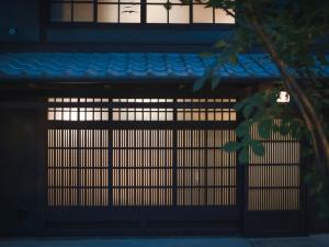 京都Kyoto Machiya Fukune的夜间大楼前的大门