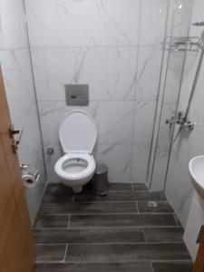 卡尔斯Hotel kafkasya的白色的浴室设有卫生间和水槽。