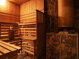 箱根LiVEMAX RESORT Hakone Ashinoko的木制桑拿浴室,配有加热器和灯