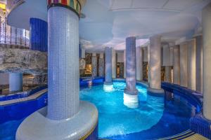佐洛埃格塞格Willis Hotel Business & Wellness的一座酒店带柱子的游泳池