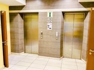 普崇普崇阳光宾馆的两部电梯,位于一栋有第一号的大楼内