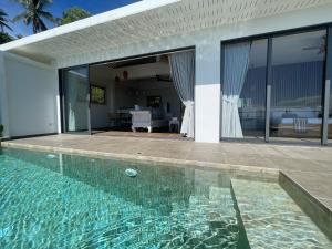 沙拉海滩LOLISEA Luxe view villas的房屋前的游泳池