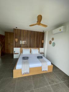 沙拉海滩LOLISEA Luxe view villas的一间卧室配有一张带吊扇的床