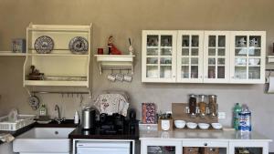 菲乌米奇诺Guest House Le Vagabonde的厨房配有白色橱柜和台面